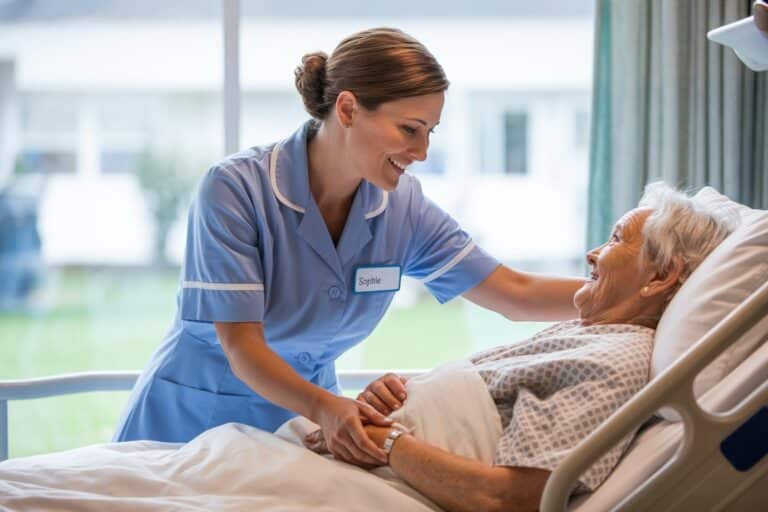 infirmiere souriante avec une patiente